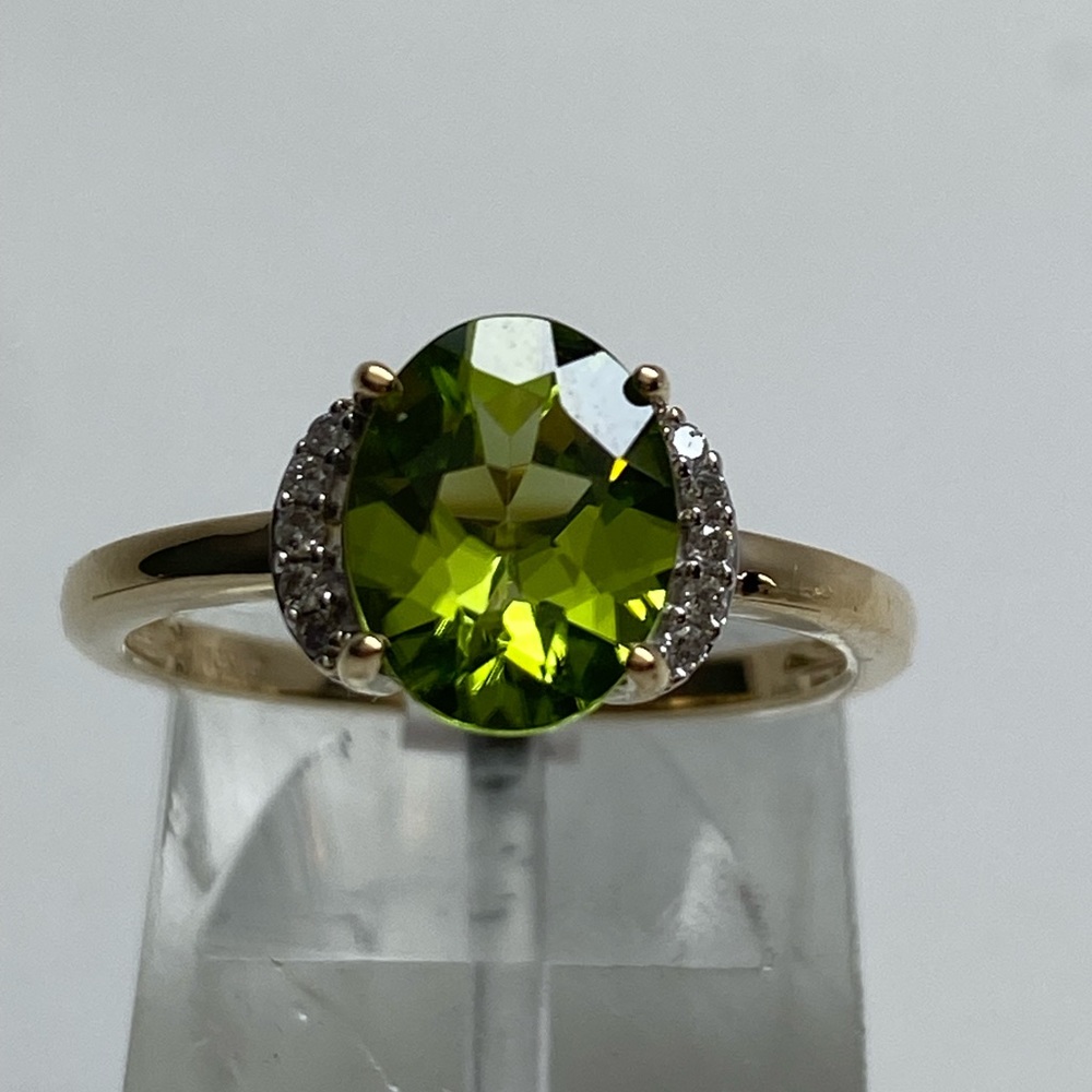 10K Yellow Gold Oval Shape Natural Peridot and 0.08ct Diamond Ring Size 6.75 NEW